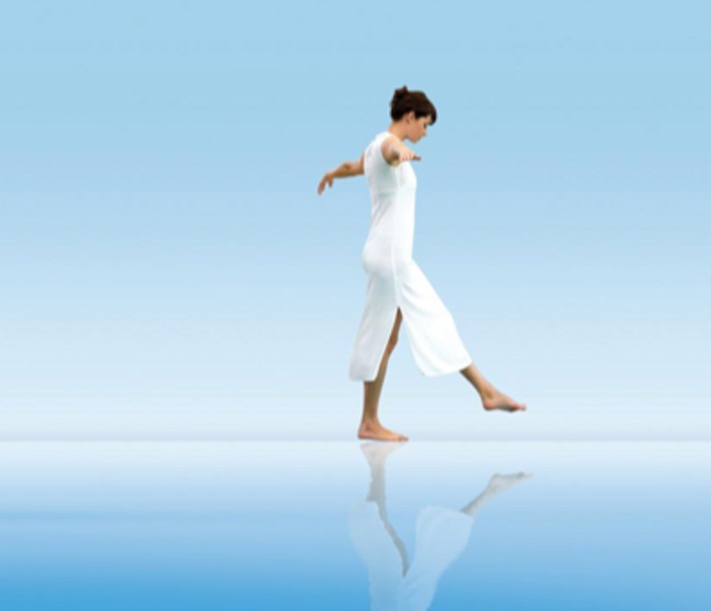 Jeune femme en équilibre, confiante, bienfaits de la sophrologie